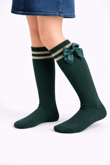 Meias Altas em Algodão Penteado com Risca Lurex Dourado e Laço de Cetim Verde Garrafa | Sem Costura na Biqueira